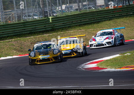 Vallelunga, en Italie le 15 septembre 2019. Groupe de Porsche Carrera voiture de course en action à son tour dans l'asphalte du circuit de piste Banque D'Images