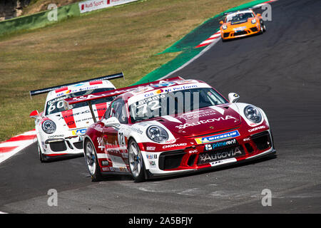 Vallelunga, en Italie le 15 septembre 2019. Couple de Porsche Carrera voiture de course en action à son tour dans l'asphalte du circuit de piste Banque D'Images