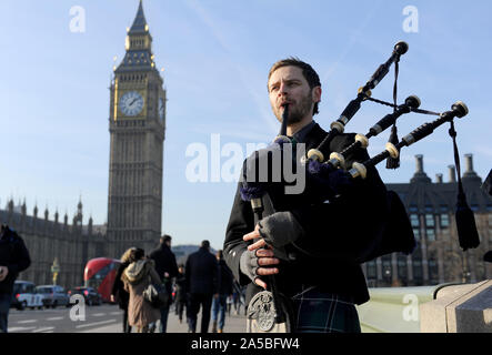 L'homme joue de la cornemuse par Big Ben, London, UK Banque D'Images