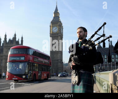 L'homme joue de la cornemuse par Big Ben, London, UK Banque D'Images