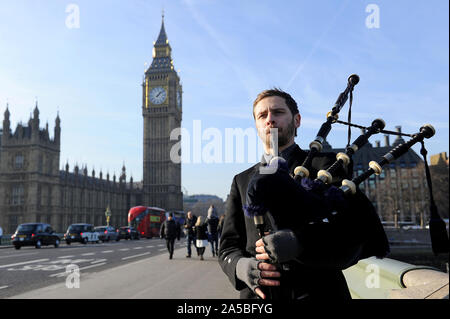 L'homme joue de la cornemuse par Big Ben, London, UK Banque D'Images