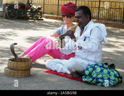 'Assoit en cobra snake charmer à Jaipur, Rajasthan, Inde. Banque D'Images