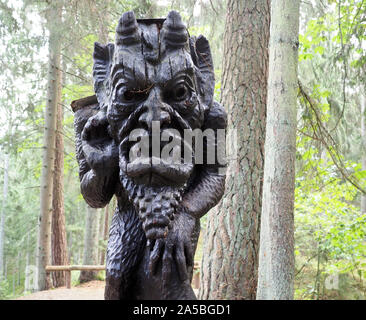 Sculptures en bois, dans la montagne de sorcière Juodkrante, Kuroeiu Nerija Parc National à la Courlande en Lituanie Banque D'Images