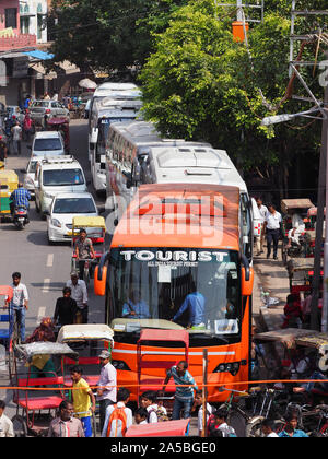 Des bus touristiques à l'extérieur de la plus grande mosquée de l'Inde la mosquée Jama Masjid à Delhi en Inde. Banque D'Images