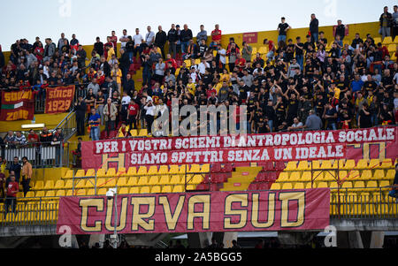 Napoli, Italie. 19 Oct, 2019. Je fans de Beneventoduring Bénévent contre Pérouse, soccer italien Serie B Championnat Hommes en Benevento, Italie, le 19 octobre 2019 - LPS/Andrea DÃ'Â'Amico Crédit : Andrea DÃ'Â'Amico/fil LPS/ZUMA/Alamy Live News Banque D'Images