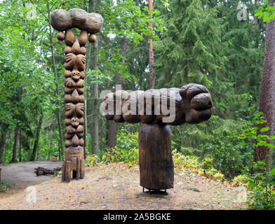 Sculptures en bois, dans la montagne de sorcière Juodkrante, Kuroeiu Nerija Parc National à la Courlande en Lituanie Banque D'Images