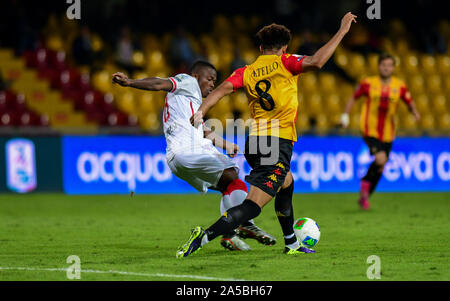 Napoli, Italie. 19 Oct, 2019. Kouan (Pérouse) contrasta Tello (Bénévent) lors de Bénévent contre Pérouse, soccer italien Serie B Championnat Hommes en Benevento, Italie, le 19 octobre 2019 - LPS/Andrea DÃ'Â'Amico Crédit : Andrea DÃ'Â'Amico/fil LPS/ZUMA/Alamy Live News Banque D'Images