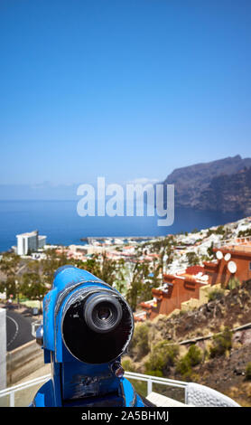 Télescope monoculaire pointant à l'horizon sur un point de vue à Los Gigantes ville, Tenerife, Espagne. Banque D'Images