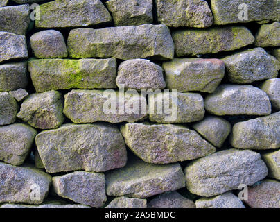 Un mur de pierres sèches traditionnelles dans les vallées du Yorkshire, England, UK, montrant la technique de construction des murs sans mortier. Banque D'Images