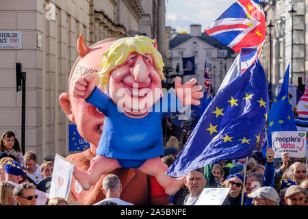 Londres, Royaume-Uni. 19 octobre 2019. Boris Johnson est de marionnettes ont défilé le long de la route de la marche dans le centre de Londres Banque D'Images