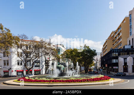 Rotonde de l'Infante, un rond-point avec des fontaines et des fleurs rouges à Funchal, Madeira, Portugal Banque D'Images