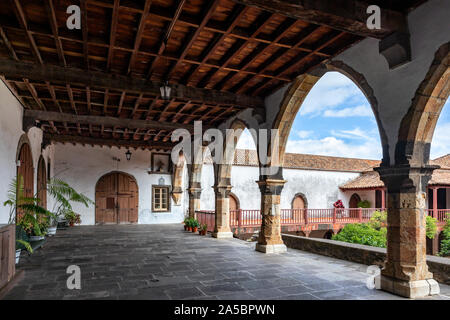 Cloîtres et cour intérieure dans le Couvent de Santa Clara (Couvent Santa Clara), Funchal, Madeira, Portugal Banque D'Images