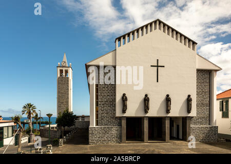 Igreja de Nossa Senhora de Guadalupe est une église moderne construite à partir de blocs de basalte, Porto da Cruz, Madeira, Portugal Banque D'Images