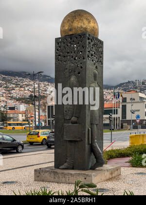 Statue sur l'Avenida do Mar, Funchal. Créé par le sculpteur Martim Velosa en 2001 et rend hommage au secteur des entreprises de l'île de Madère. Banque D'Images