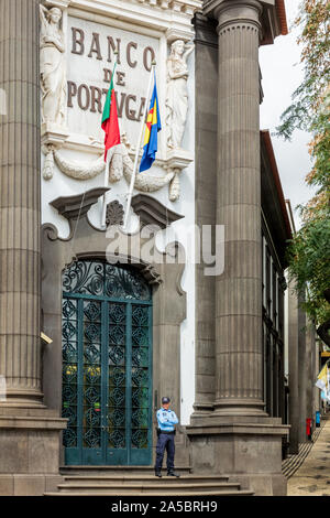 Un garde de sécurité devant la Banque du Portugal, Funchal, Madère Banque D'Images