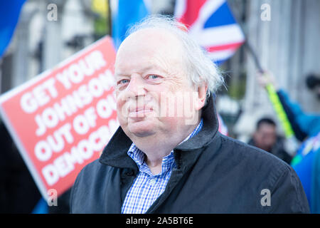 Londres, Royaume-Uni. 19 octobre 2019. Le sergent John, et en anglais à la radio et à la télévision de journaliste et communicateur vu sur la place du Parlement sur son chemin à la presse ares avant le vote du peuple Mars dans le centre de Londres. Crédit : Joe Keurig / Alamy News Banque D'Images