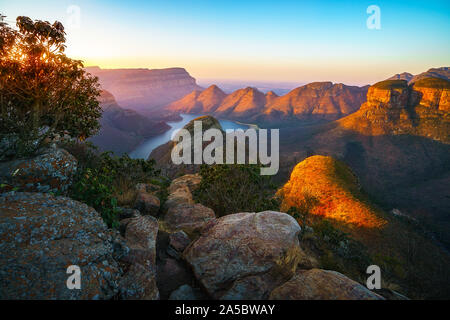 Avis de trois rondavels et le blyde river canyon au coucher du soleil en Afrique du Sud Banque D'Images