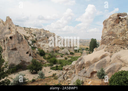 Vue splendide de collines rocheuses entourées de vert des arbres dans la célèbre destination de voyage - Cappadoce, Turquie Banque D'Images