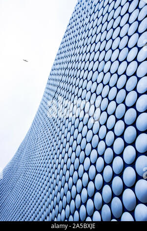 Abstract shot de disques sur la façade de Selfridges à Birmingham City Centre Banque D'Images