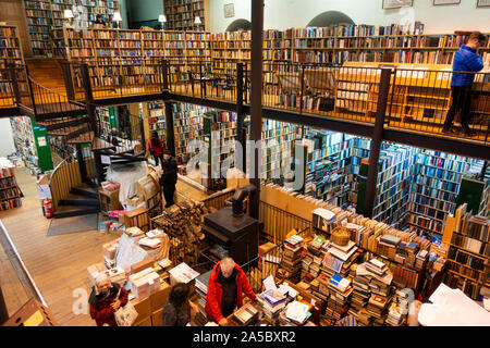 À l'intérieur de la librairie, avec Leakey une énorme collection de livres d'occasion, immense sur deux étages à Inverness, Écosse Banque D'Images