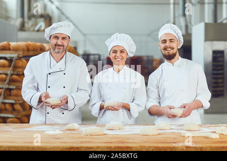 Les boulangers en uniforme à la boulangerie. Banque D'Images