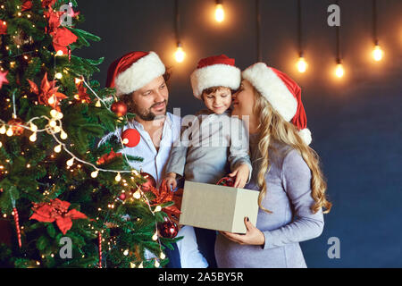 Famille décore l'arbre de Noël à Noël Banque D'Images