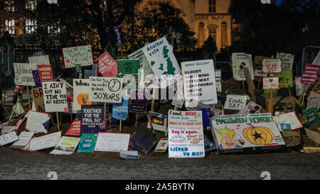 Londres, Royaume-Uni, 19 Oct 2019. À la fin de la marche, des plaques sont colleced et affichée près de Westminster Tube Station. La place du Parlement est totalement rempli de manifestants, dont la plupart de ses chemins latéraux à proximité. Le vote du peuple "Mars" termine sa route à travers le centre de Londres à la place du Parlement, alors que des centaines de milliers de personnes pour protester contre un dernier mot dans le Brexit deal. Banque D'Images