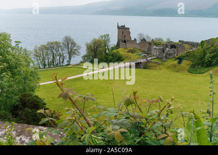 Le reste du château d'Urquhart, datant de 1509, sur les rives du Loch Ness en Écosse, Royaume-Uni Banque D'Images