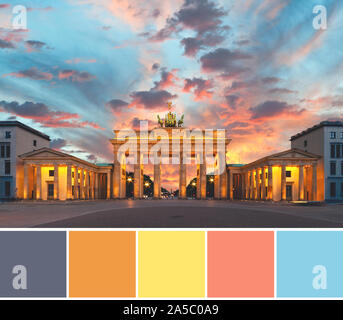 La correspondance des couleurs à partir de l'image de la palette complémentaire porte de Brandebourg à Berlin, Allemagne. Ciel bleu avec rose, violet et gris nuages à coucher du soleil au-dessus de gol Banque D'Images