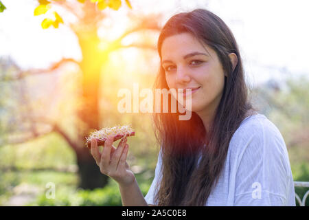 Portrait de jeune femme de manger des aliments sains dans le parc Banque D'Images