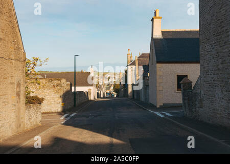 À la recherche, dans une rue calme rue résidentielle paisible de Thurso, la ville le plus au nord en Grande-Bretagne, tandis que le soleil se couche Banque D'Images