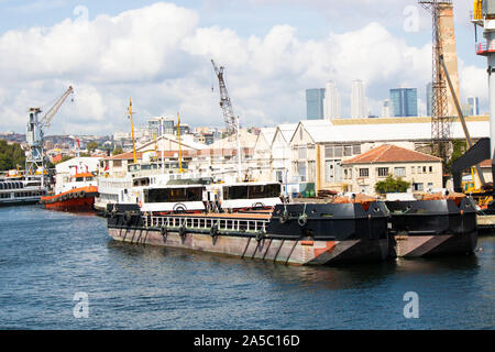 Chantier naval et grandes grues à Istanbul de l'estuaire. Banque D'Images