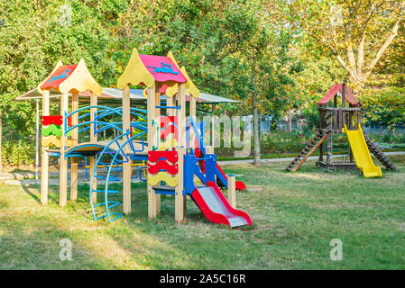 Activités jeux pour enfants coloré parc public. Coffre-fort aire de jeu moderne. Banque D'Images