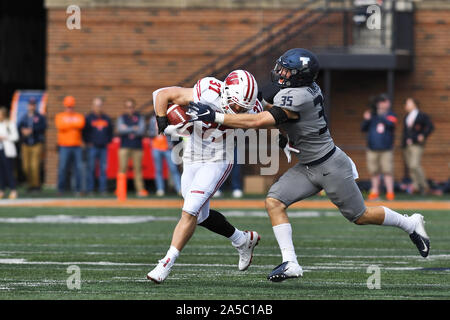 Champaign, Illinois, USA. 19 Oct, 2019. Wisconsin Badgers Garrett running back (Groshek 37) en action au cours de la conférence Big Ten NCAA Football jeu entre l'Illinois vs Wisconsin à Memorial Stadium à Champaign, Illinois. Dean Reid/CSM/Alamy Live News Banque D'Images