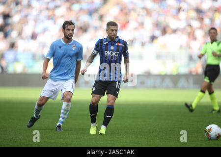 Rome, Italie. 19 Oct, 2019. Rome, Italie - 19 octobre 2019 : l'UPAP GOMEZ (ATALANTA), Marco Parolo (Lazio) en action au cours de la Serie A italienne match de foot entre SS Lazio et Atalanta, au Stade olympique à Rome le 19 octobre 2019. Agence Photo crédit : indépendante/Alamy Live News Banque D'Images