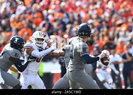 Champaign, Illinois, USA. 19 Oct, 2019. L'Illinois Fighting Illini quarterback Brandon Peters (18) la préparation de jeter une passe au cours de la conférence Big Ten NCAA Football jeu entre l'Illinois vs Wisconsin à Memorial Stadium à Champaign, Illinois. Dean Reid/CSM/Alamy Live News Banque D'Images