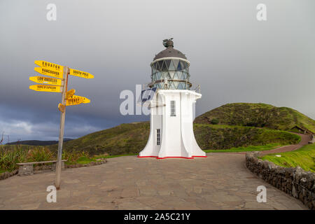 Phare du cap Reinga, Te Rerenga Wairua, le point le plus au nord de la Nouvelle-Zélande, où la mer de Tasman et l'océan Pacifique, en soirée avec un peu de soleil Banque D'Images