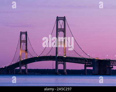 Mackinac Bridge at Dusk de parc d'État du détroit, Saint-Ignace, partie supérieure de la péninsule, au Michigan. Banque D'Images