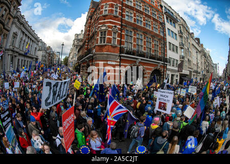 Les manifestants exigeant un autre référendum Brexit marche vers la Place du Parlement dans le centre de Londres aujourd'hui. Vote du peuple de mars. Banque D'Images