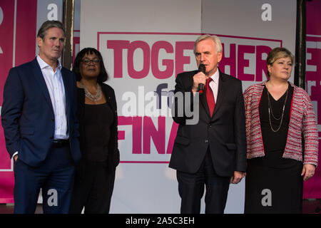 Londres, Royaume-Uni. 19 octobre, 2019. John McDonnell, chancelier de l'ombre, qu'on voit ici avec ombre Brexit Keir Starmer, Secrétaire Monsieur Shadow Home Secretary Diane Abbott et le Secrétaire aux affaires étrangères de l'ombre Emily Thornberry, adresses des centaines de milliers de pro-citoyens de l'UE à un ensemble pour le dernier mot vote du peuple rassemblement à la place du Parlement en tant que députés rencontrez dans un 'Super samedi' communes, la première session de cette séance depuis le conflit des Malouines, de voter, sous réserve de l'amendement Sir Oliver Letwin, sur l'entente négociée par Brexit Premier ministre Boris Johnson avec l'Union européenne. Credit : Mark Kerrison/Alamy Banque D'Images