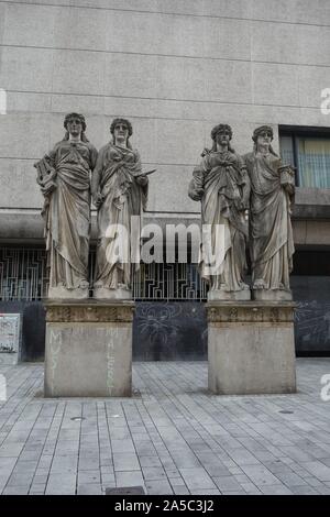 Vier Karyatiden (Quatre Caryatids), pierre de style grec statues des quatre dames des différents arts à Düsseldorf, Allemagne. Construit et érigé en 1881. Banque D'Images