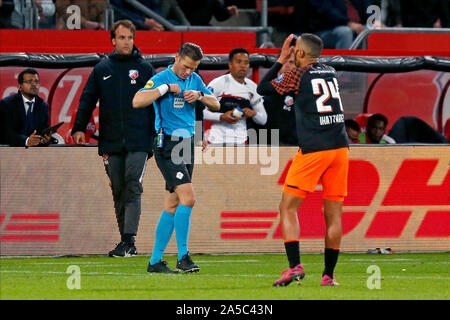 Utrecht, Pays-Bas. 19 Oct, 2019. UTRECHT, Stadion Galgenwaard, 19-10-2019 La saison 2019/2020, l'Eredivisie néerlandaise. Utrecht - Danny Makkelie PSV. arbitre sur le terrain review recommandé par arbitre assistant vidéo (VAR) Jochem Kamphuis pendant le jeu Utrecht - PSV (3-0). Credit : Pro Shots/Alamy Live News Banque D'Images