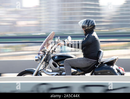 Belgrade, Serbie - 16 octobre 2019 : un homme mûr équitation moto rapide sur la ville street bridge Banque D'Images