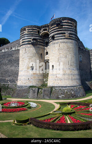 Château d'Angers avec jardins colorés Maine-et-Loire France Banque D'Images