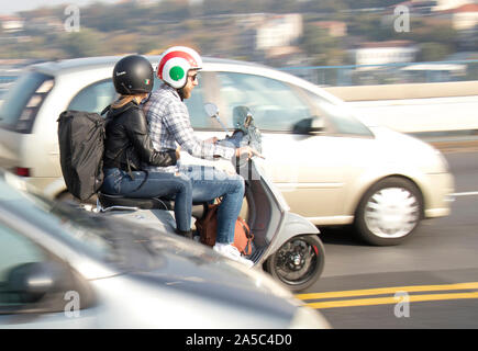 Belgrade, Serbie - 17 octobre 2019 : pavillon italien équitation casques scooter gris sur la ville street bridge dans le trafic important en mouvement bl Banque D'Images