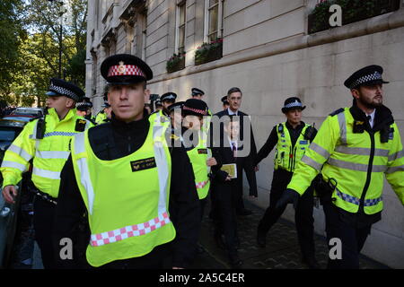 Leader de la Chambre des communes Jacob Rees Mogg & son fils Peter head home sous escorte policière, après une séance du Parlement le samedi 19 octobre 2019. Banque D'Images