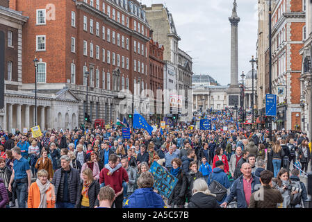Brexit et anti-brexit manifestation à Londres. Trafalgar Square à partir de mars à la place du Parlement. Banque D'Images