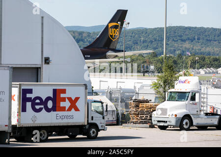 Les camions de fret FedEx Express et d'un UPS (United Parcel Service) Airlines Airbus A300 avion cargo à Roanoke, Virginie le 15 septembre 2019. Banque D'Images