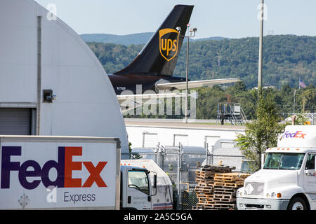 Les camions de fret FedEx Express et d'un UPS (United Parcel Service) Airlines Airbus A300 avion cargo à Roanoke, Virginie le 15 septembre 2019. Banque D'Images