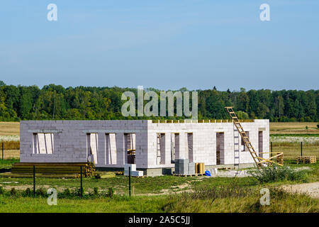Fondation en béton d'une nouvelle maison, vue du chantier de construction de processus de préparation Banque D'Images